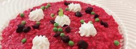 Risotto alla barbabietola, spumini di caprino e piselli